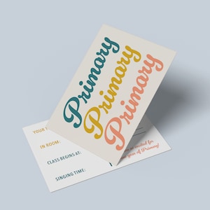 Puede incluir: Una postal con la palabra "Primary" escrita tres veces en diferentes colores y fuentes. El texto "YOUR 1", "IN ROOM:", "CLASS BEGINS AT:" y "SINGING TIME:" está impreso en la postal. El texto "so excited for your year of Primary!" también está impreso en la postal.