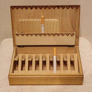 Portasigarette in legno pieghevole pirografia vintage