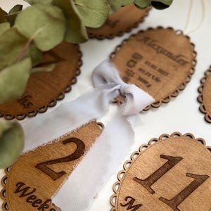 Personalisierte Meilenstein-Ornamente aus Holz – Baby Foto Requisiten – Monatskarten Baby – Geschenk zur Geburt – Holzschild Meilensteine