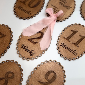 Meilenstein-Karten Set aus Holz – 17 personalisierte Babykarten inkl. Holzbox – Wochen, Monate & Willkommensschild – Geschenk zur Geburt