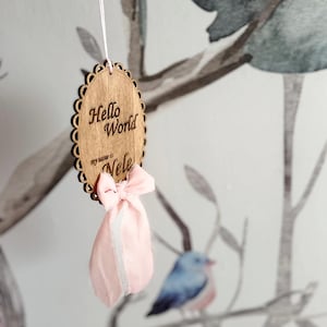 Mini-Set Baby Meilensteine - 2 personalisierte Ornamente aus Holz- Hello World und Name mit Geburtsdaten