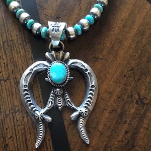 Naja in argento sterling con turchese navajo artigianale firmata su lunga collana di perle navajo sterling