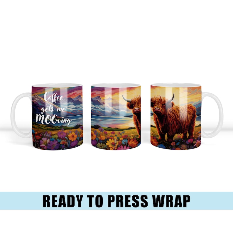Puede incluir: Una taza de cer&aacute;mica blanca con un dise&ntilde;o colorido que presenta una vaca de las Tierras Altas en un campo de flores. El texto "Coffee gets me mooving" est&aacute; impreso en la taza.