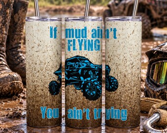 Op de afbeelding: Een cilindrische beker met een metalen rietje voorzien van een modderspatontwerp, een blauwe afbeelding van een terreinwagen en de tekst "If mud ain't FLYING You ain't trying" in het blauw gedrukt, wat een modderige omgeving nabootst.