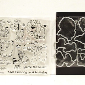 Könnte beinhalten: Klare Kunststoffstempel mit Cartoon-Tieren, darunter ein Leopard, eine Giraffe, ein Löwe, ein Elefant und ein Zebra. Die Stempel enthalten Text mit der Aufschrift "I'm wild about you" und "have a roaring good birthday". Metallstanzformen zum Ausstanzen der gestempelten Bilder sind ebenfalls enthalten.