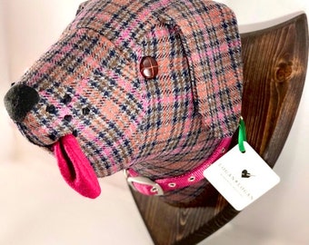 Cabeza de perro de imitación hecha a mano, en tartán y tweed. Cabeza de animal de tela para colgar en la pared, el regalo escocés perfecto.