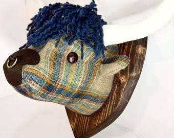 Cabeza de vaca para colgar en la pared, realizada en tartán y tweed. Cabeza de vaca de tela, para colgar en la pared, el regalo escocés perfecto.