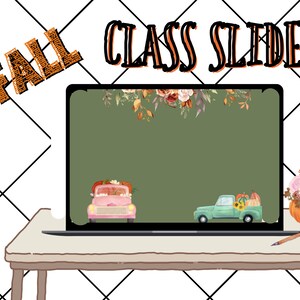 Puede incluir: Un ordenador portátil sobre un escritorio de madera con una pantalla verde que muestra el texto "FALL CLASS SLIDES". La pantalla también tiene un diseño floral en la parte superior y dos camiones de dibujos animados con calabazas en la parte trasera. Un lápiz está sobre el escritorio junto al portátil.