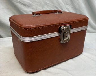 Vintage make up case, carry-on case, cosmetic case.