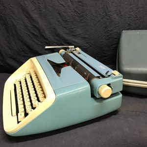 Vintage Royal Safari Portable Typewriter. Vintage Typewriter. Blue ...