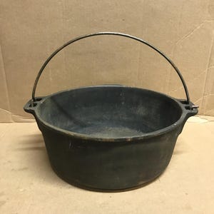Vintage Wagners cast iron Dutch Oven number 1891. Vintage 5 quart Dutch Oven.