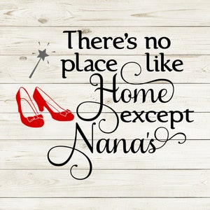 以下が含まれることがあります： 白木製の背景に、赤いルビーの靴と「There's no place like home except Nana's」というテキストが書かれた白黒のグラフィックです。