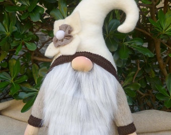 Shabby-chic gnome with flower on the curved hat, wedding gift gnome, Scandinavian Tomte, Woodland Gnome, Christmas nordic white/brown gnome