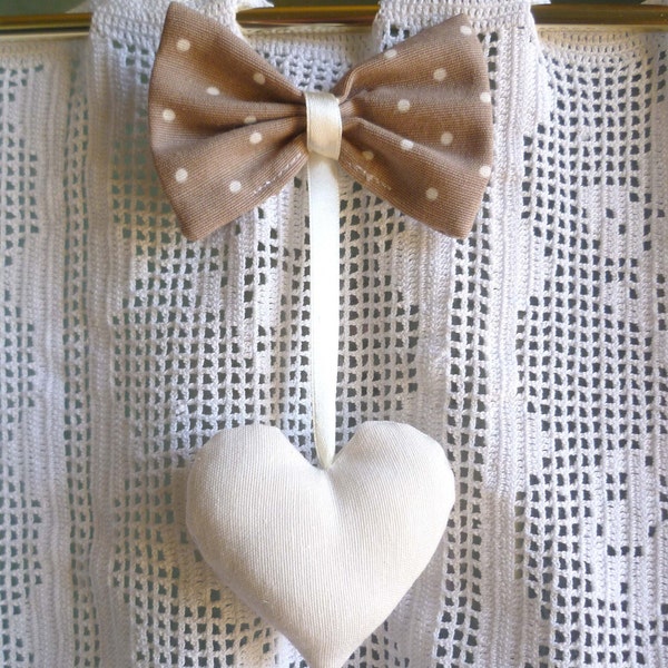 Noeud à pois avec coeur suspendu, coeur pour rideaux, coeurs suspendus, rideaux shabby-chic, décorations de rideaux, coeurs country-chic