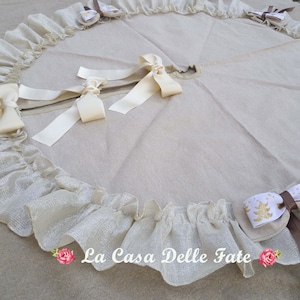 Christmas tree skirt, christmas tree decor, beige shabby-chic tree skirt with bows, tree pedestal cover, country ruffled tree skirt