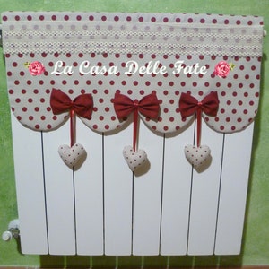 Country-chic radiator cover wave cut with bows and hanging hearts, beige red dots radiator covers, radiator protection with hanging hearts