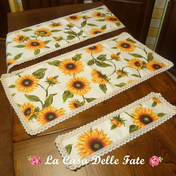 Sunflowers country-chic table doily with beige lace, rustic table topper, table decor, sideboard decoration, Sunflowers centerpiece
