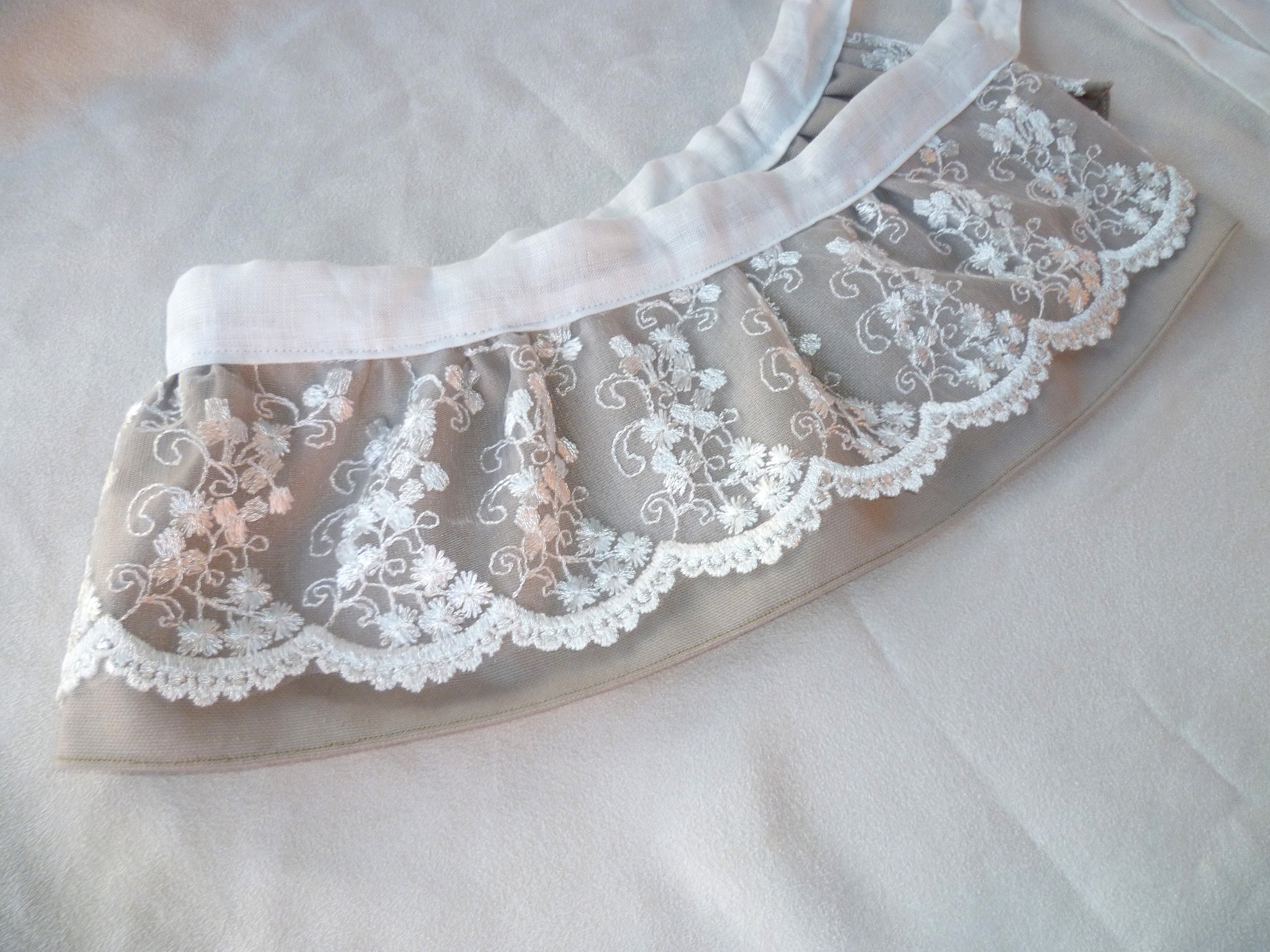 Shabby-chic curtain tiebacks with flounce and embroidered tulle lace, decorations for curtains, embrasses