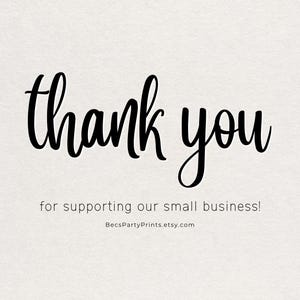Puede incluir: Una tarjeta blanca con el texto negro thank you en una fuente cursiva grande, seguido del texto m&aacute;s peque&ntilde;o for supporting our small business! y la direcci&oacute;n web BecsPartyPrints.etsy.com en una fuente sans-serif.
