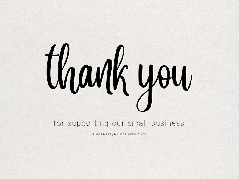 Puede incluir: Una tarjeta blanca con el texto negro thank you en una fuente cursiva grande, seguido del texto m&aacute;s peque&ntilde;o for supporting our small business! y la direcci&oacute;n web BecsPartyPrints.etsy.com en una fuente sans-serif.