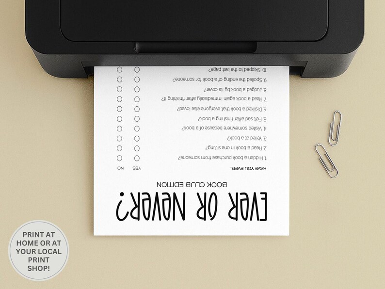 Puede incluir: Una hoja de papel blanca saliendo de una impresora negra con una lista de juego "Have You Ever? Book Club Edition" que incluye diez preguntas numeradas, casillas de verificaci&oacute;n para s&iacute; y no, y dos clips de metal plateado al lado.