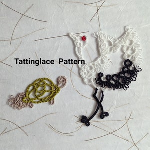 以下が含まれることがあります： タティングレースパターン：赤いビーズの目をした白黒のタティングレースの鶴と、緑とベージュのタティングレースの亀。