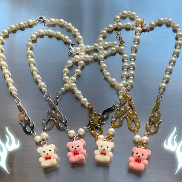 Collar de perlas, osos de peluche y llamas de metal ~ Pearl necklace, teddy bears and metal flames