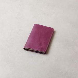 Minimalistiskt läderomslag för fältanteckningar: Pocket Notebook, 6 färger Purple