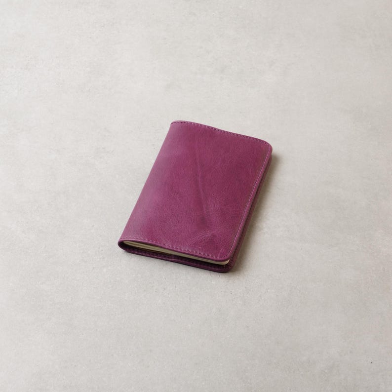 Minimalistiskt läderomslag för fältanteckningar: Pocket Notebook, 6 färger Purple
