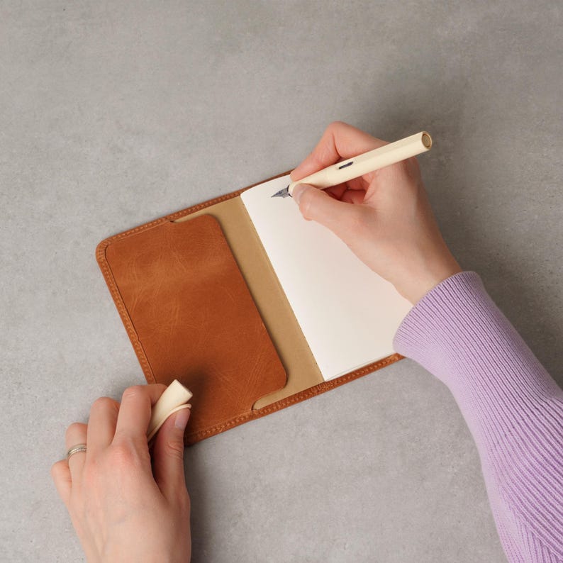 Minimalistiskt läderomslag för fältanteckningar: Pocket Notebook, 6 färger bild 6