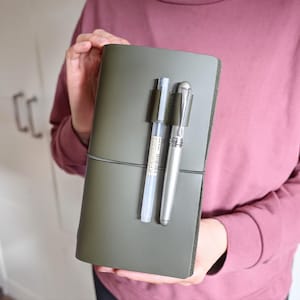 Travelers Notebook Lederhülle mit Stifthalter - Standardgröße - 3 Farben