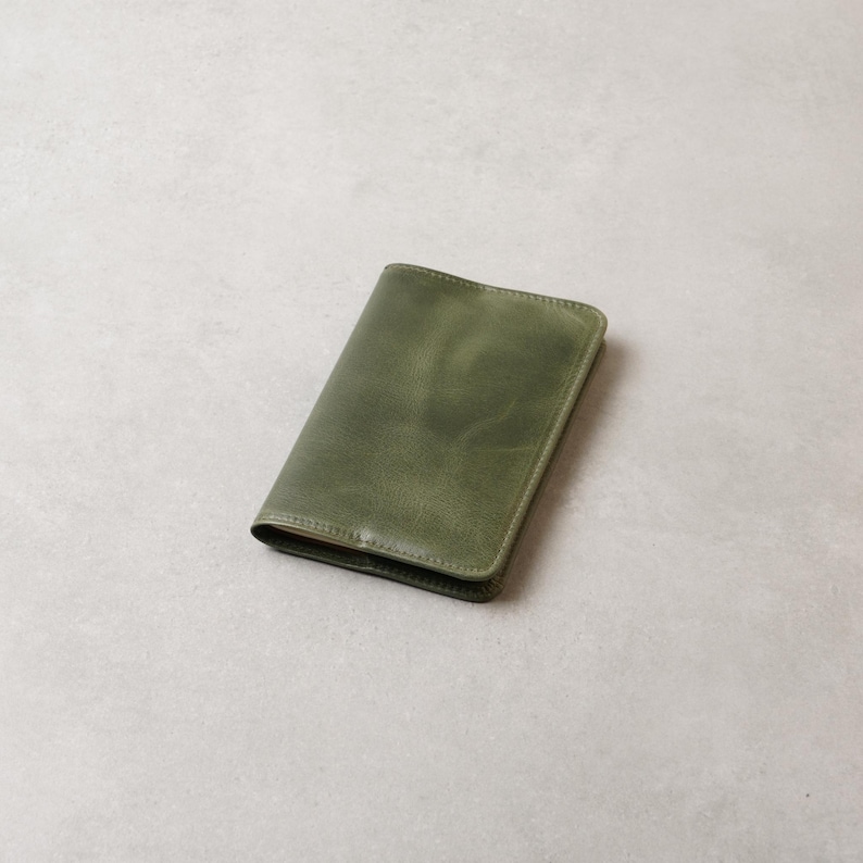 Minimalistiskt läderomslag för fältanteckningar: Pocket Notebook, 6 färger Green