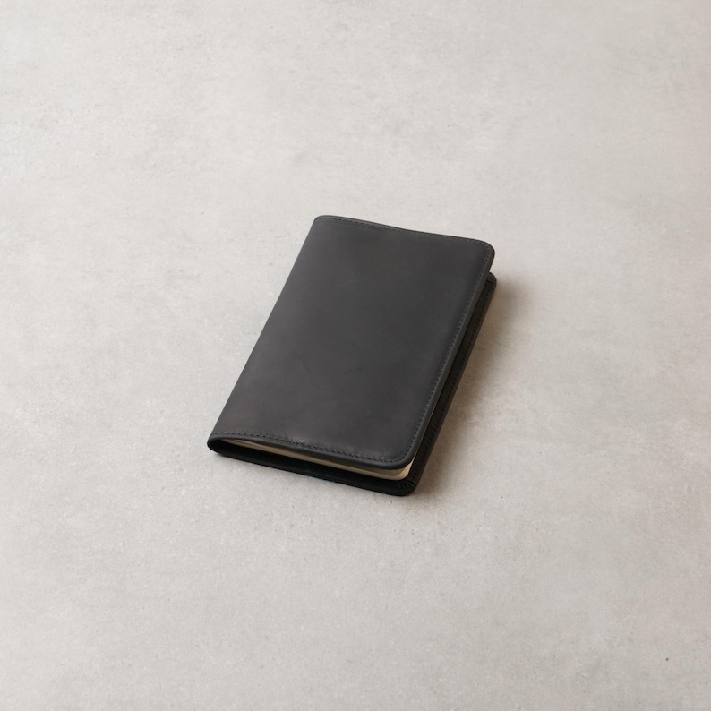 Minimalistiskt läderomslag för fältanteckningar: Pocket Notebook, 6 färger Smoky Black