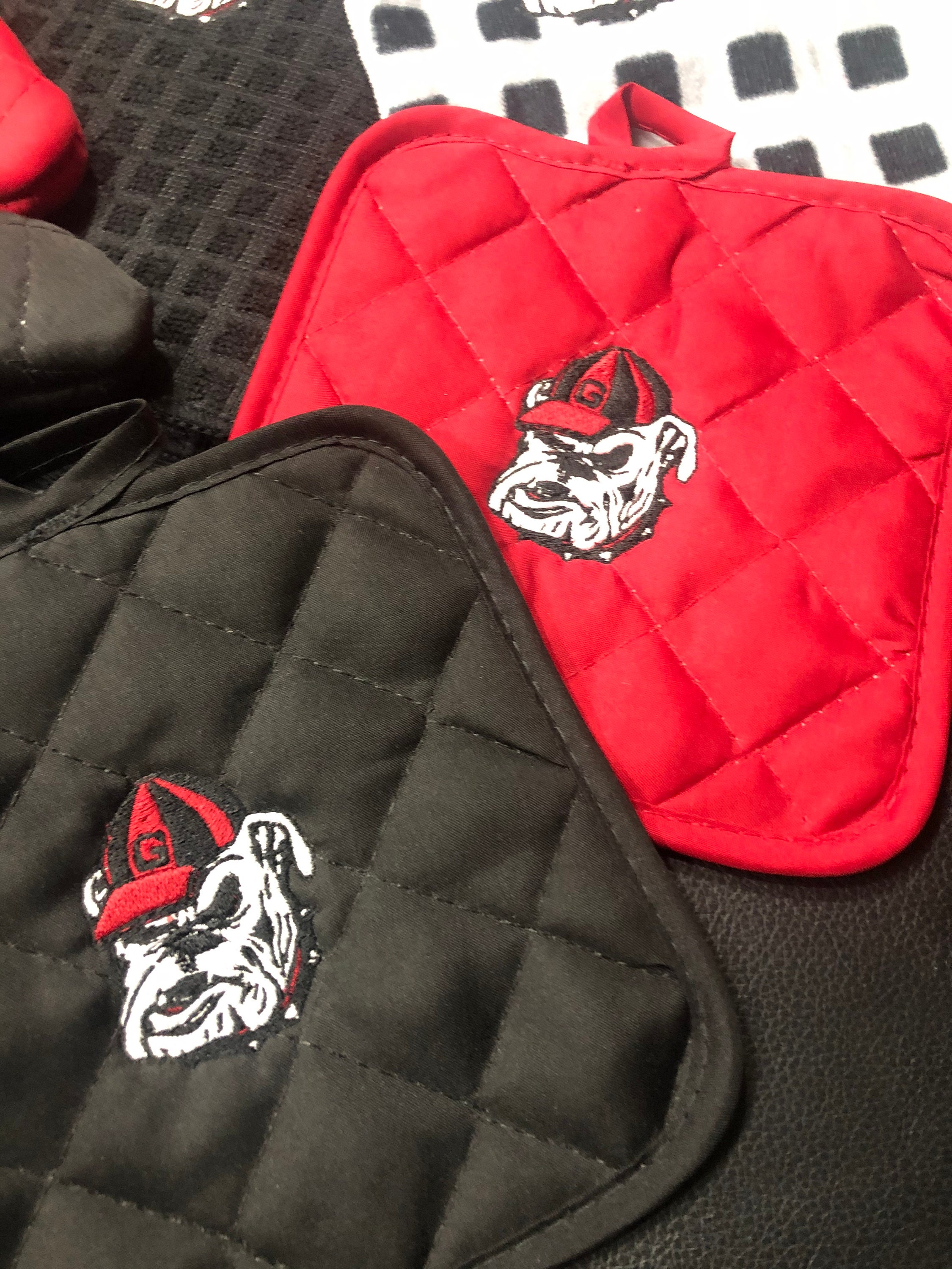 Inspired by Georgia-embroidered  2pc set-1 pot holder-1 oven mitt- choice of Black or Red w/the Dawg or the G *See PICTURES* ships US only