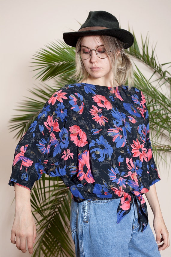 Cropped top, feminine  flowery blouse with flower… - image 2