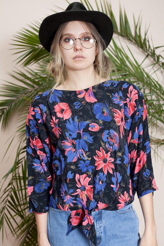 Cropped top, feminine  flowery blouse with flower… - image 6