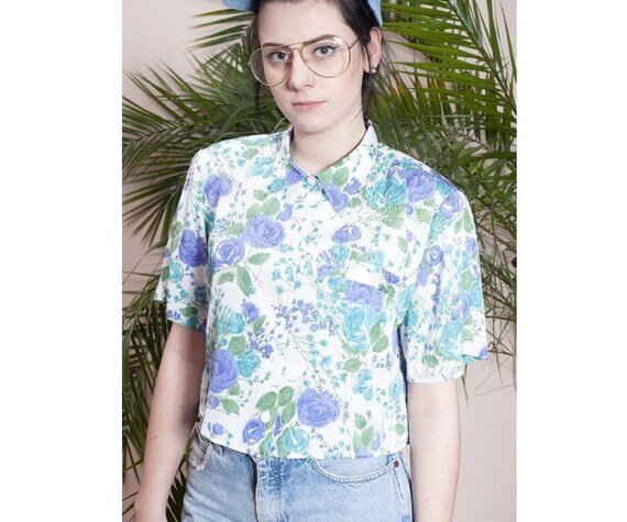 Vintage 90s Short sleeve cropped flowery blouse •