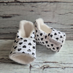 以下が含まれることがあります： 斑点のあるマット仕上げのセラミックマグカップ3個セット。マグカップはクリーム、ライトグレー、ダークグレーの色合いです。各マグカップはシンプルでミニマリストなデザインです。