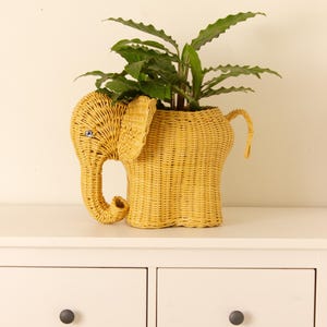 Cestino di vimini a forma di elefante, contenitore per cameretta o bagno in stile boho, portavasi e organizer per WC, arredamento per cameretta o soggiorno in stile boho jungle.