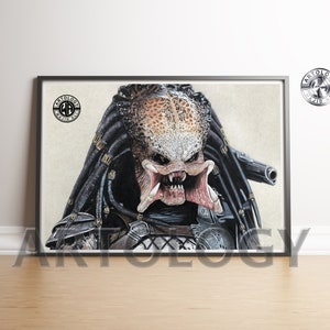 Könnte beinhalten: Eine Schwarzweißzeichnung eines Predators, eines fiktiven außerirdischen Jägers, mit einer detaillierten Darstellung seines Gesichts und seiner Dreadlocks. Der Predator trägt einen schwarzen und silbernen Anzug mit einer Waffe in der Hand.