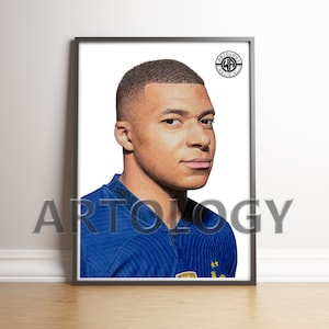 Pode incluir: Um retrato emoldurado de um homem com cabelo castanho curto vestindo uma camisa azul com estrelas douradas. A camisa tem um colarinho branco e um logotipo dourado. A moldura é preta e tem uma borda branca.