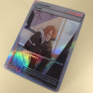 Puede incluir: Una tarjeta coleccionable holográfica con el personaje Squall de la serie Trainer. La tarjeta tiene una ilustración colorida de Squall e incluye texto que describe una habilidad especial. La tarjeta está marcada como una tarjeta de apoyo.