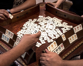 Hölzernes handgefertigtes gebogenes Rommé-Würfelspiel-Set – elliptisches Rummikub-Brettspiel-Set