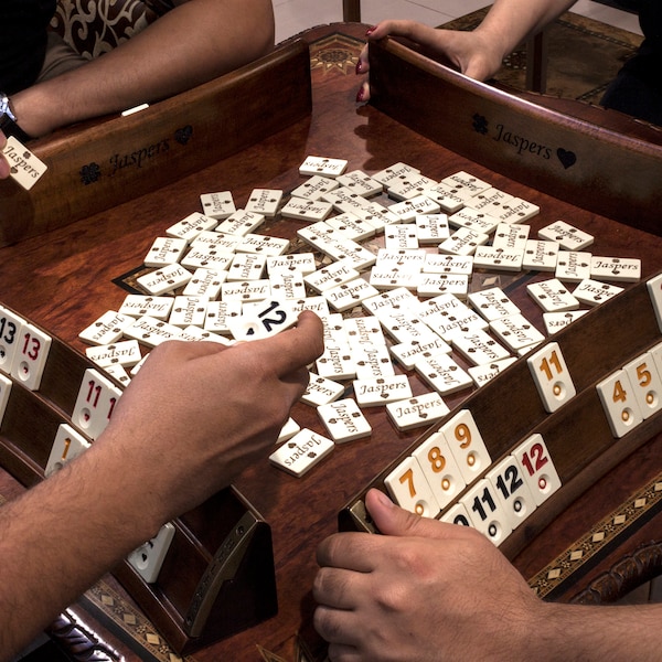 Hölzernes handgefertigtes gebogenes Rommé-Würfelspiel-Set – elliptisches Rummikub-Brettspiel-Set