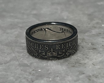 Könnte beinhalten: Ein silberner Ring aus einer alten deutschen Münze. Der Ring trägt die Inschrift "Deutsches Reich" und eine Krone.