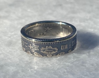 Anillo de plata japonesa de 100 yenes con diseño de flor de cerezo