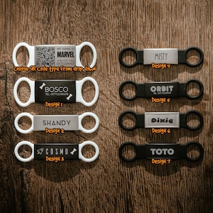 Puede incluir: Siete diseños diferentes de chapas para perros en blanco y negro. Las chapas presentan varios nombres de perros, números de teléfono y códigos QR. Las chapas son de metal y tienen un anillo para sujetarlas a un collar.