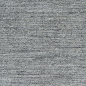Op de afbeelding: Een grijs en wit gestreept vloerkleed met een subtiele glans. Het vloerkleed heeft een moderne stijl en is gemaakt van een zacht, duurzaam materiaal.