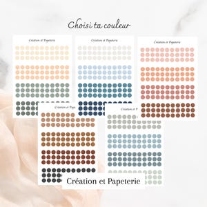 Peut inclure: Un ensemble de 10 feuilles d'autocollants avec des pois de différentes couleurs. Chaque feuille comporte 10 rangées de 10 pois. Les couleurs comprennent le beige, la pêche, le bleu clair, le bleu sarcelle, le bleu foncé, le brun, la rouille, le noir, le gris et le vert clair. Le texte "Choisi ta couleur" et "Création et Papeterie" est visible sur les feuilles.