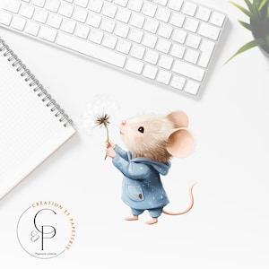 Peut inclure: Illustration d'une adorable souris vêtue d'un sweat à capuche bleu, tenant un pissenlit. La souris a une fourrure beige et de grandes oreilles. Un bloc-notes à spirales et un clavier sont en arrière-plan. L'image a un aspect fantaisiste.